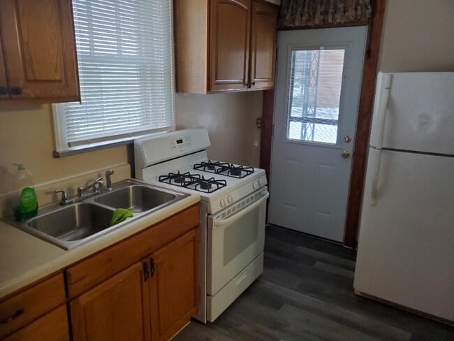 Building Photo - 558 3rd St