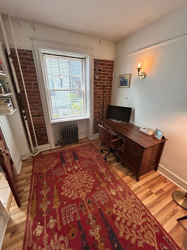 Building Photo - 2 bed 1 bath Cap Hill Condo w/Parking!