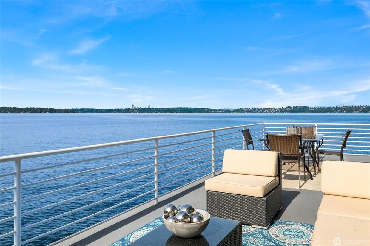 Primary Photo - 2bd/1.75ba Kirkland Condo