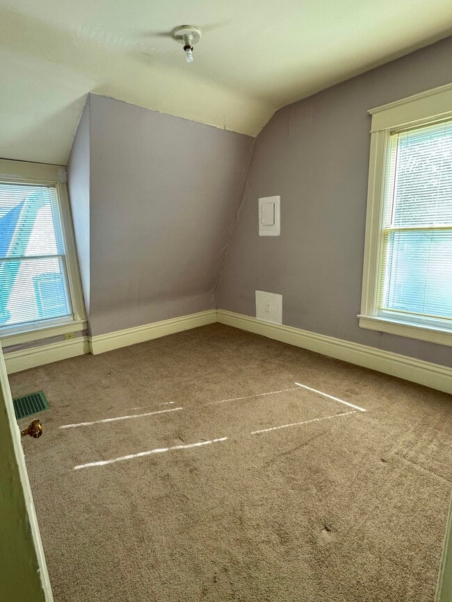 Building Photo - 707 Edgewater Ave