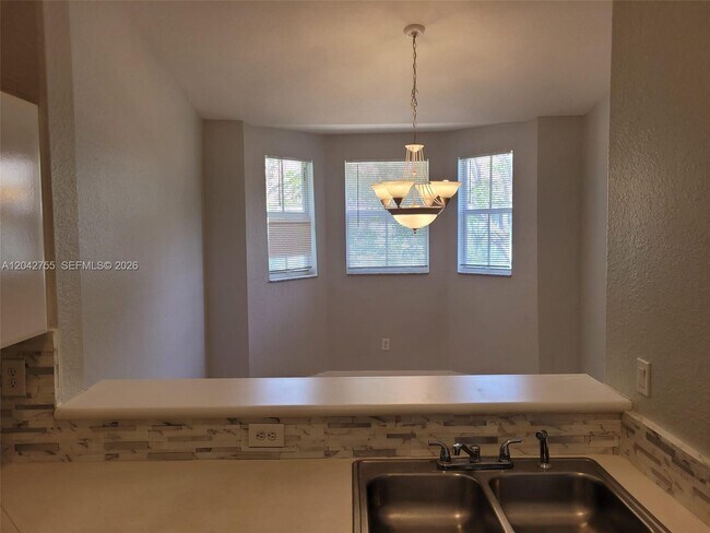 Foto del edificio - 1543 SE 25th St