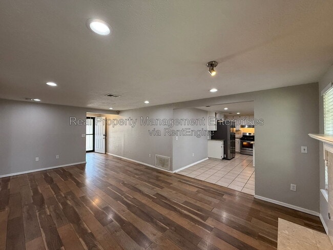 Building Photo - 1071 Castlebury Mansion
