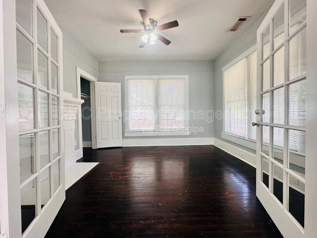 Foto del edificio - 896 Spencer St NW