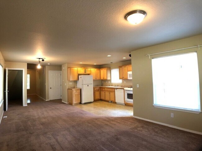 Foto del edificio - Lovely 3 Bedroom Home near the Max Line in...