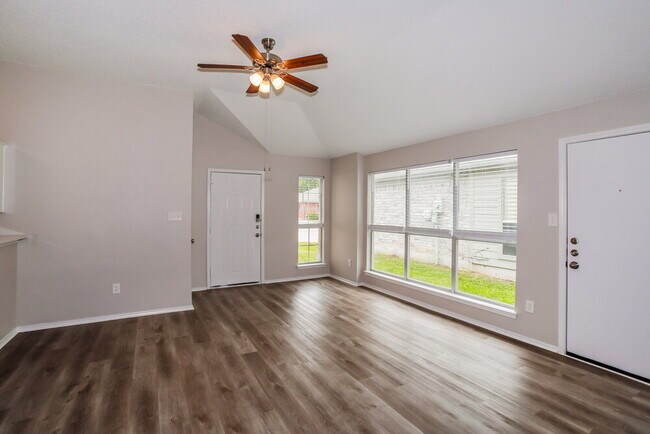 Foto del edificio - 10529 Flamewood Dr