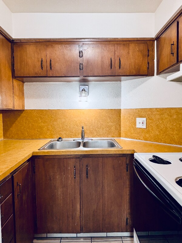 Building Photo - 351 W 550 N