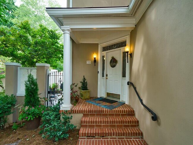 Foto del edificio - 32 Lullwater Pl NE