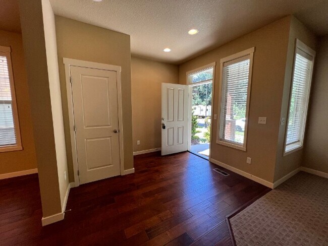 Building Photo - End Unit - Hawks Prairie Townhome