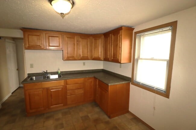 Building Photo - Large 2-Bed Upper Duplex