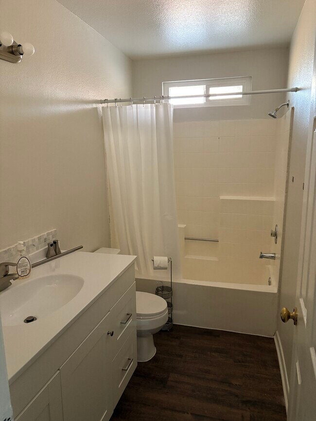 Baño de invitados - 2113 Phlox Ave