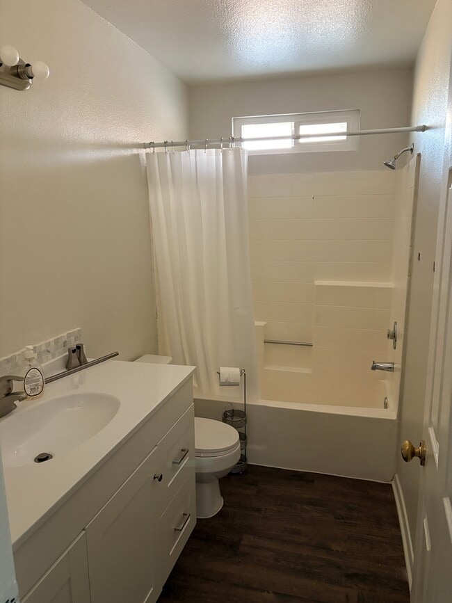 Guest bath - 2113 Phlox Ave