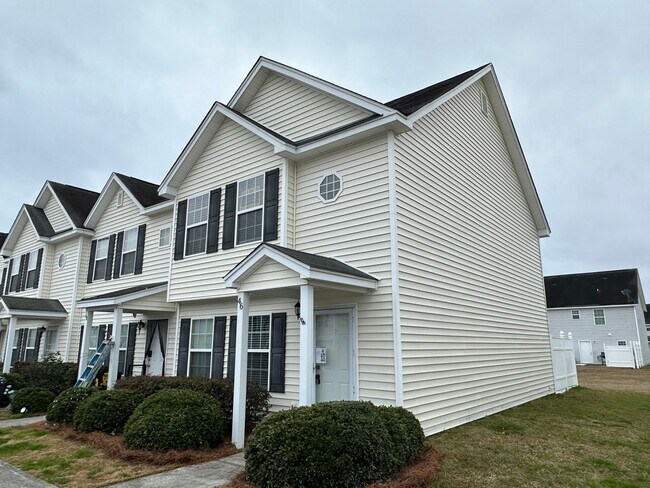 Foto del edificio - Beautiful townhome in Port Wentworth