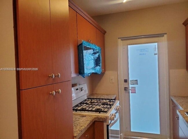 Foto del edificio - 8035 Byron Ave