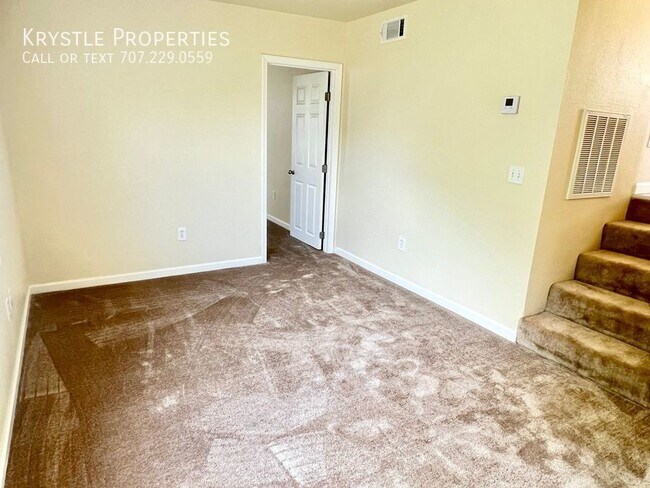 Building Photo - Nice Benicia upper, level apartment