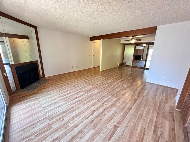 Foto del edificio - Move in Special! Stunning 3 bed 2 bath updated condo on 3rd floor