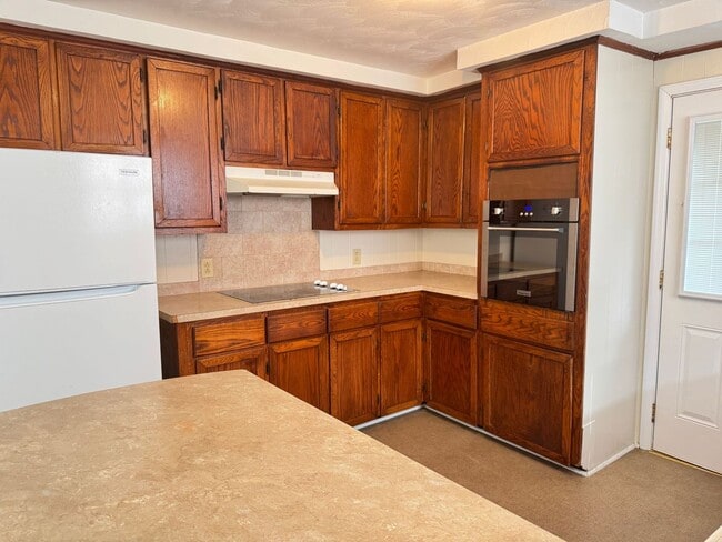 Building Photo - Lovely 3 Bdr/1 Ba Home, tucked away yet ST...
