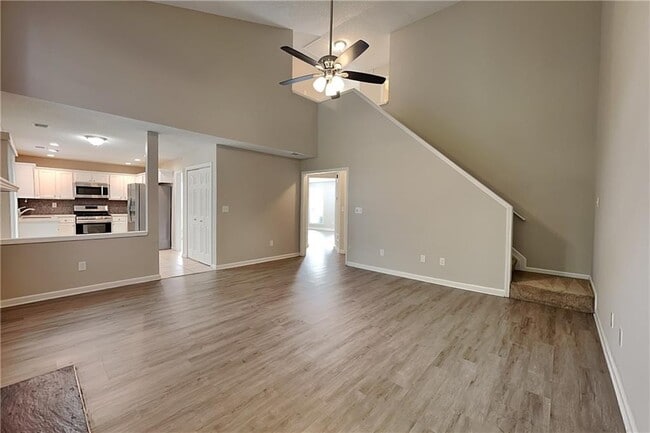 Building Photo - 596 Lullingstone Dr SE