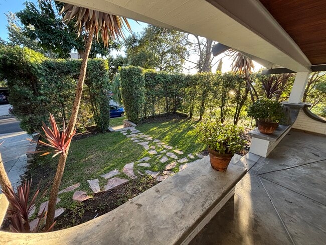 Foto del edificio - 7725 Norton Ave