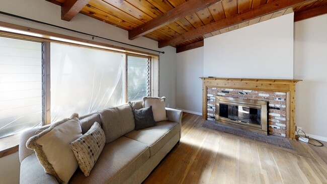 Building Photo - 6BD/3BA on Campanile! Great Backyard Space...