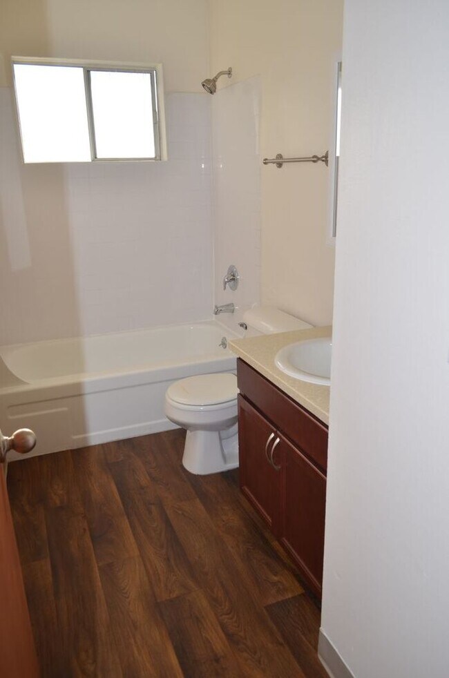 Foto del edificio - 3 bedroom, single level, with HUGE private yard!