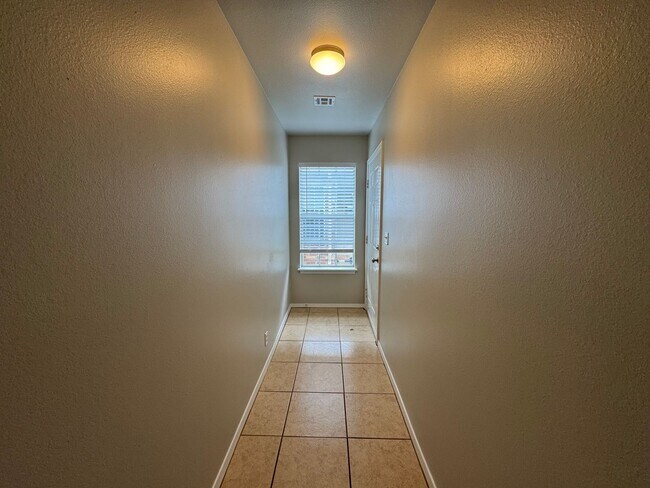 Foto del edificio - 3 bedroom, 2 bath, 1 car garage.