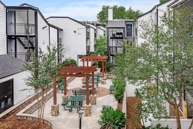 Building Photo - 4400 Memorial Dr