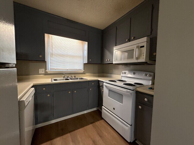 Foto del edificio - "Spacious 2-Bedroom, 2-Bath Oasis in Prime Huntsville Location!"