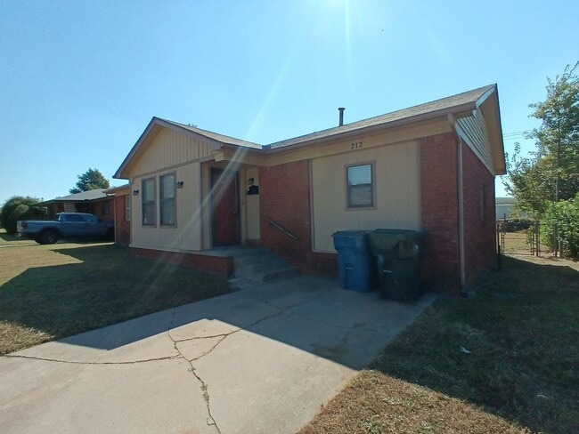 Building Photo - Clean Home