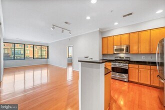 Building Photo - 2220 Fairfax Dr