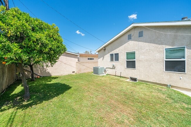 Building Photo - 3-bedroom, 2-bathroom home located in the vibrant city of Long Beach