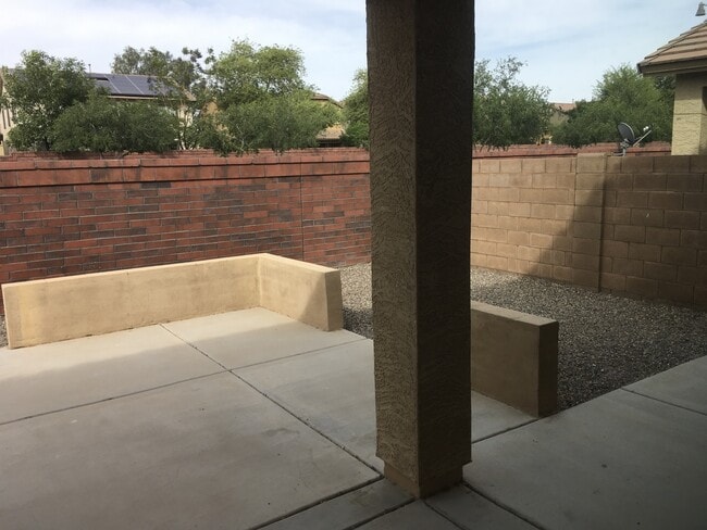 Building Photo - 3 Bed 2.5 New Carpets and Paint!