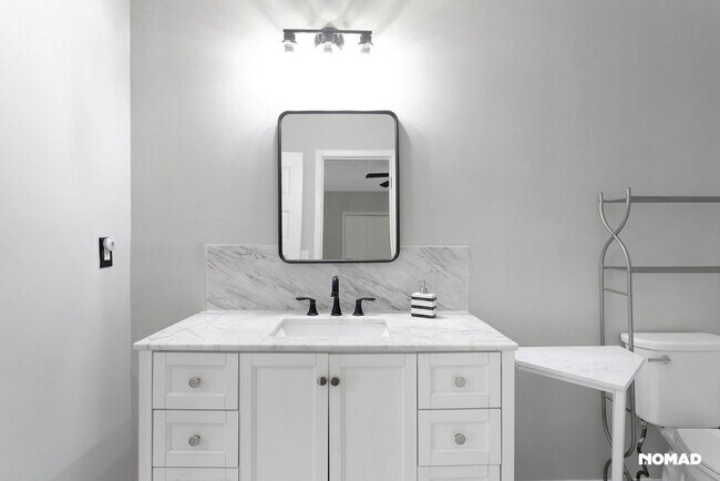 Foto del edificio - Charming 2BR Duplex in Stone Mountain