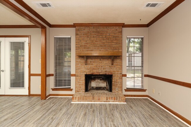 Building Photo - 3 Bedroom on Willow Lane Dr