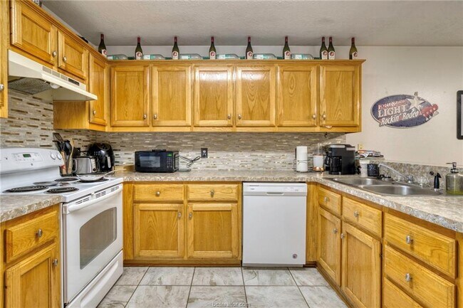 Building Photo - 901 Azalea Ct