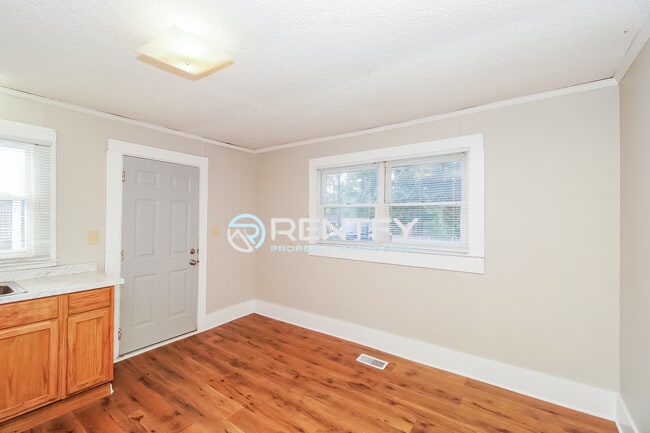 Building Photo - 2104 E Greenbriar Rd