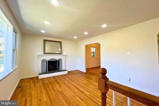 Building Photo - 9100 Pinehurst Dr