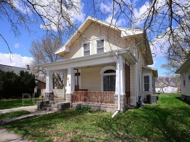 Building Photo - 818 W 9th St