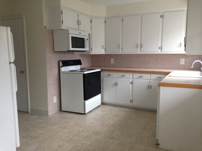 Kitchen - 2050 Farleigh Rd