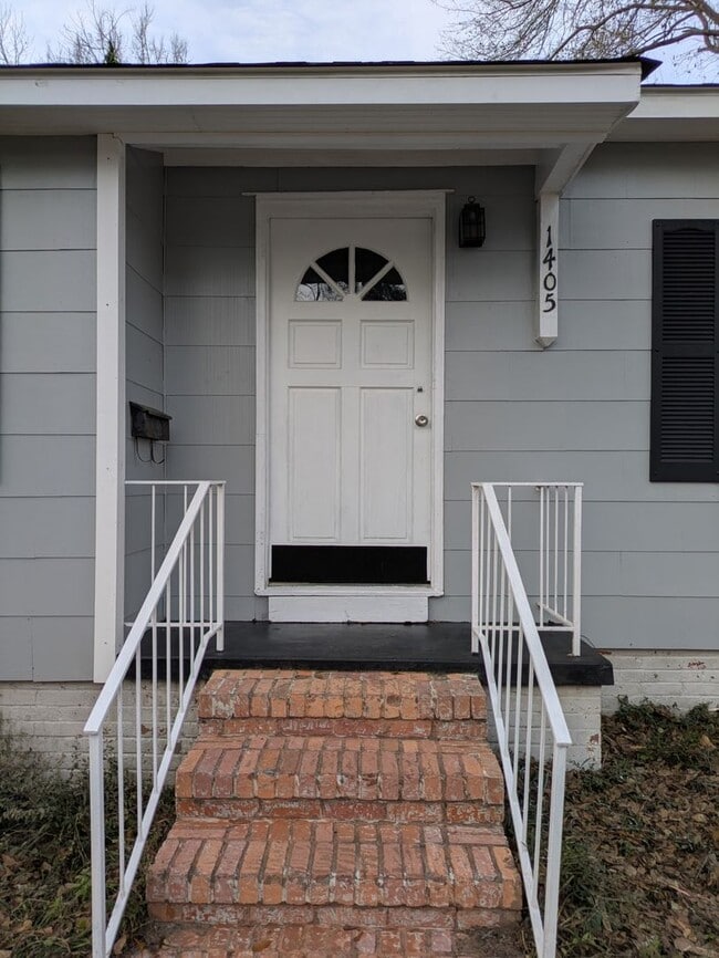 Building Photo - Newly remodeled 3 BR 1 bath home