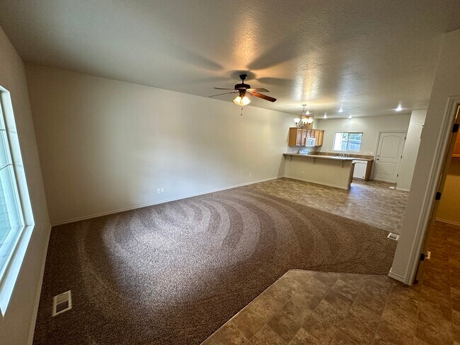 Foto del edificio - 2777 N Tamarack Dr