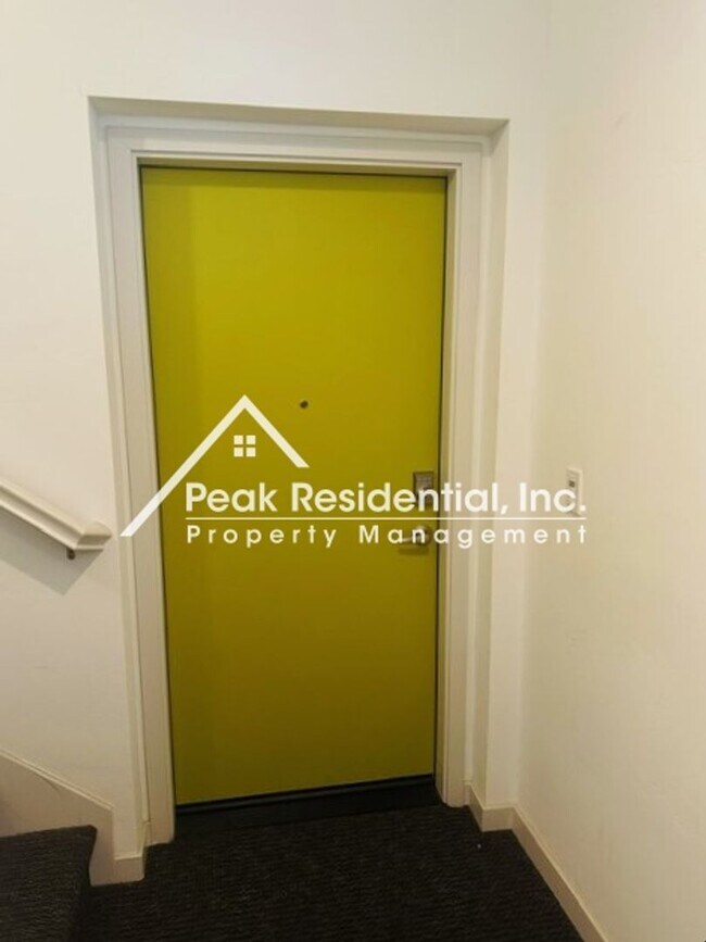 Foto del edificio - Beautifully Updated 1bd/1ba Land Park Area Condo with 1 Car Garage!