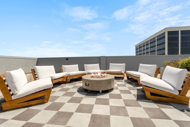 Rooftop Firepit - Elle at Westchester