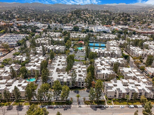 Building Photo - 21500 Burbank Blvd