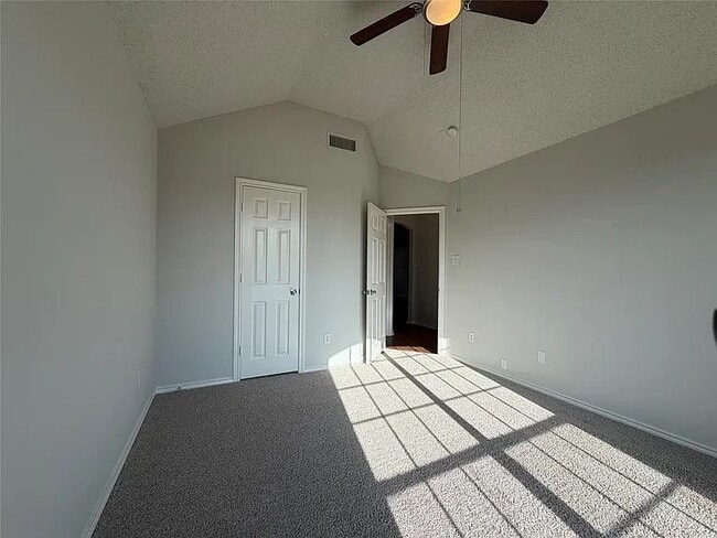 Building Photo - 13 Fern Oak Ct