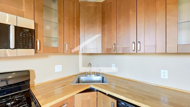 Foto del edificio - Private Roof Deck, Central Heat/AC, In-Unit Washer and Dryer, Pets Friendly Unit, Luxury Finishes