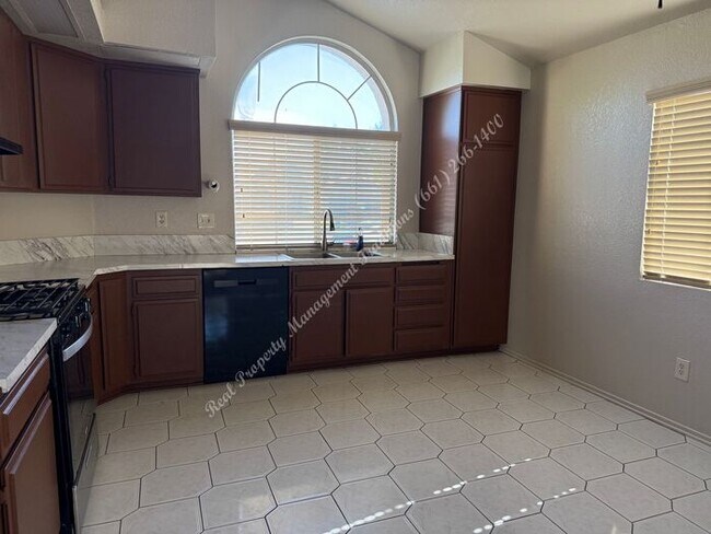Foto del edificio - *** Please call us @ 661-266-1400 for info...