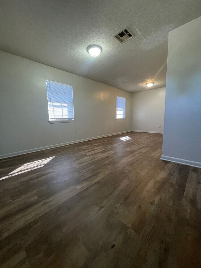 Building Photo - 306 Loire Ave