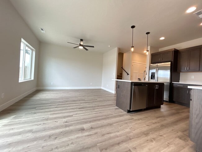 Building Photo - Beautiful Townhome!!