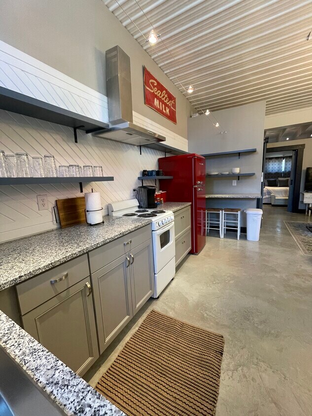 Cocina totalmente equipada con vitrocerámica, horno, cafetera y frigorífico. - 475 S Hickory St