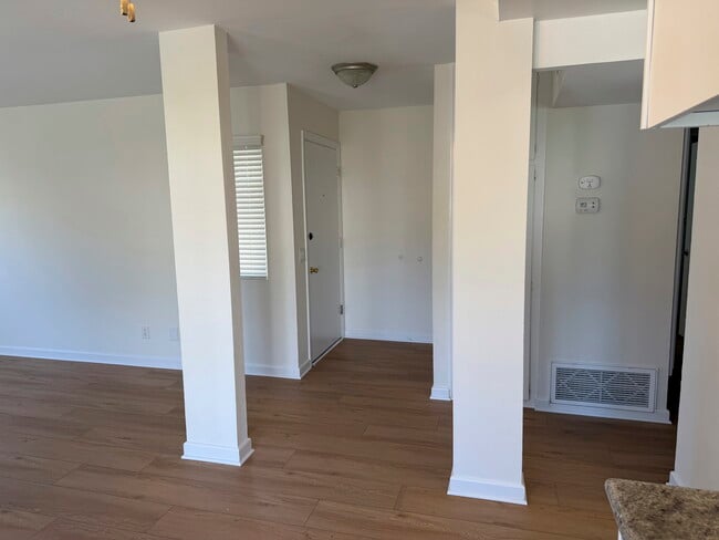 Entry way - 247 Alestar St